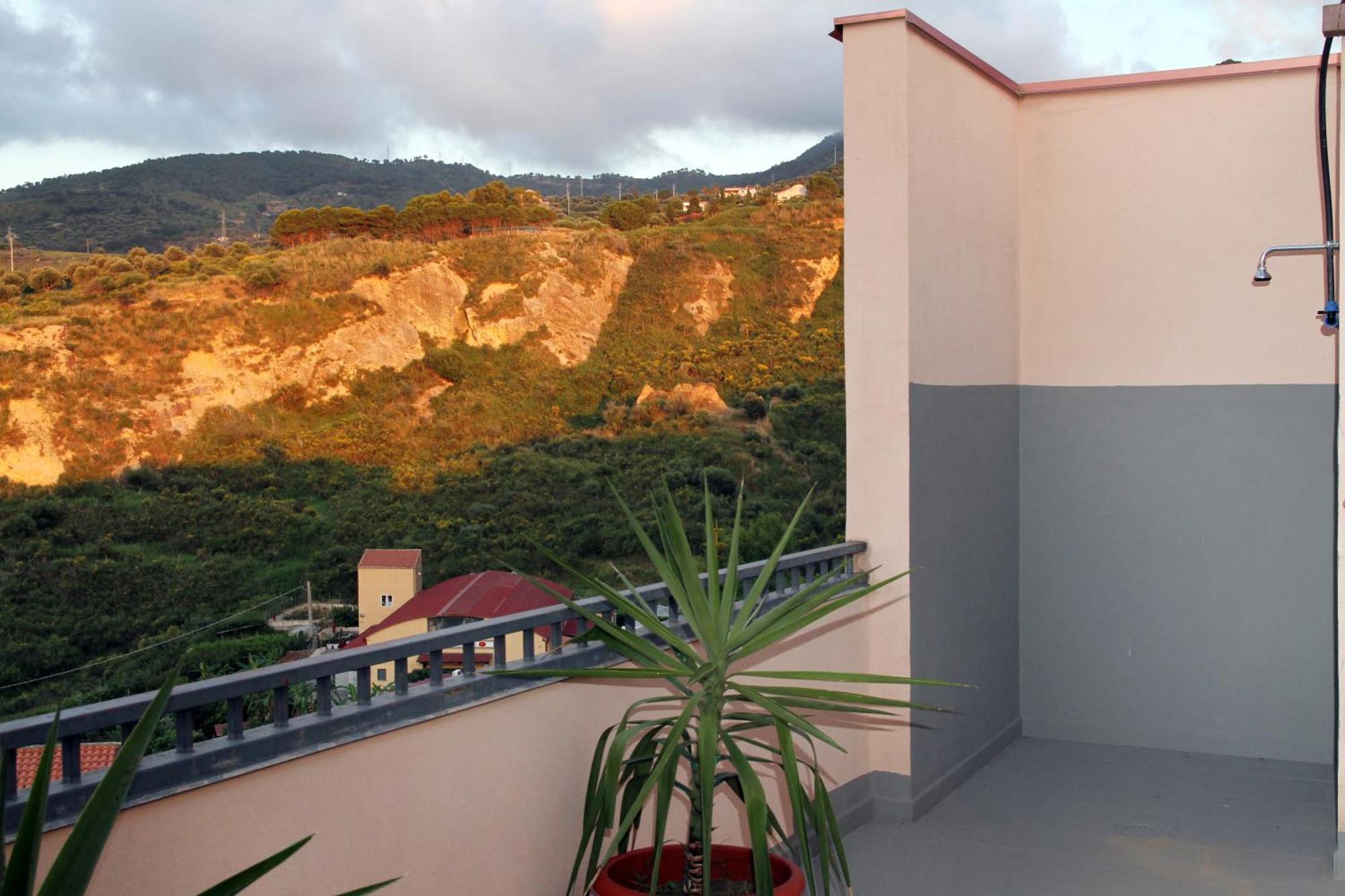 Attico Vista Mare Con Terrazza E Spa Riscaldata 산토스테파노디카마스트라 외부 사진
